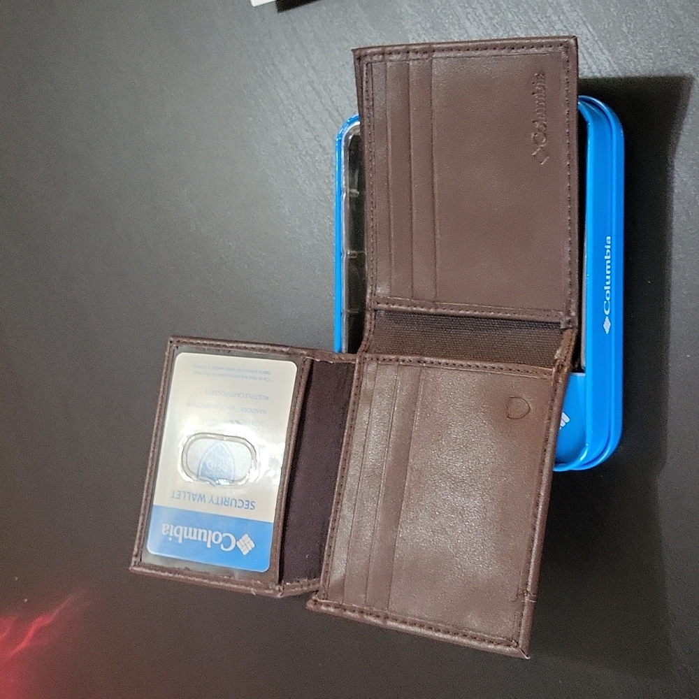 Columbia Wallet